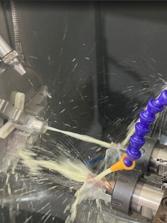 Torneamento CNC com refrigeração abundante e cavaco em espiral na usinagem da EVO