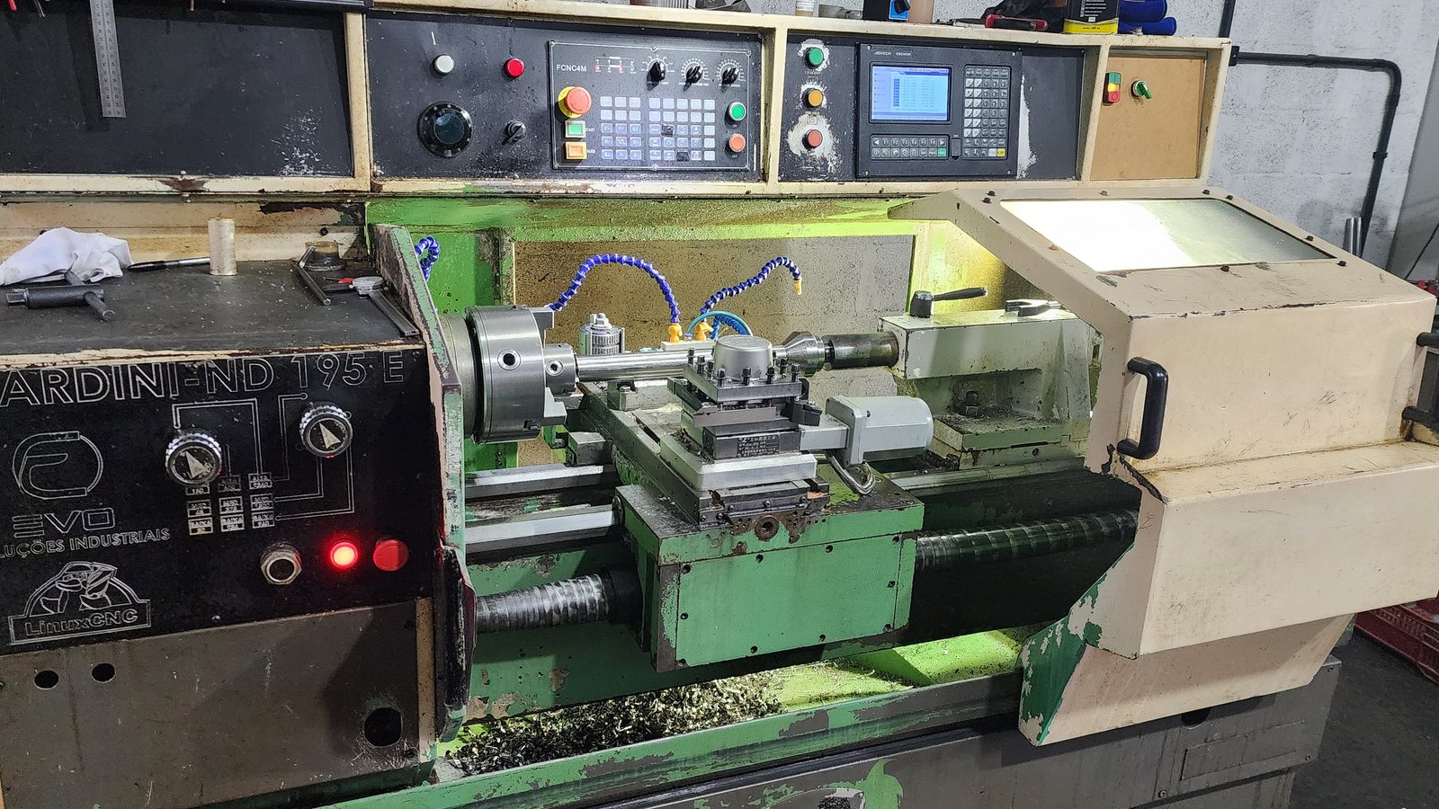 Vista do chão de fábrica da EVO Soluções Industriais em Lontras/SC com torno CNC em operação
